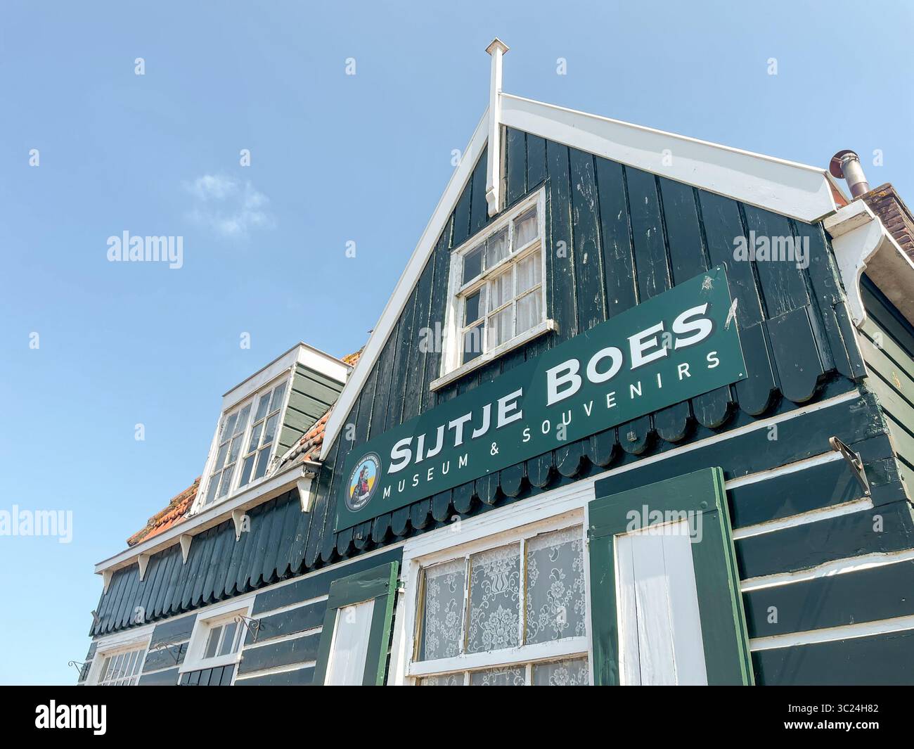 Alte traditionelle Häuser in Marken, Niederlande. Juni 2025. Stockfoto