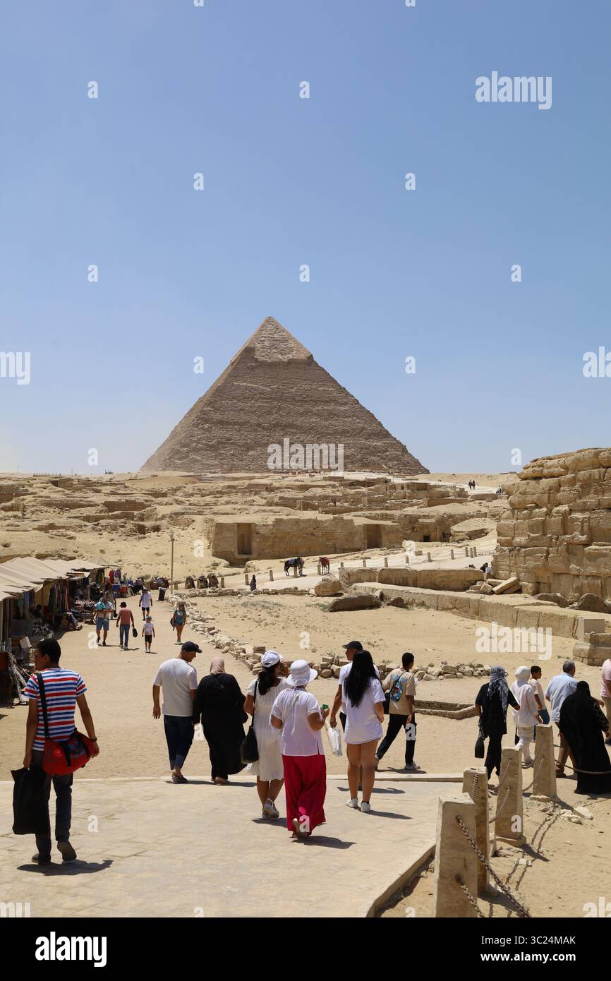 Gizeh, Ägypten 17. Juli 2025: Traditionelle ägyptische Souvenirs auf einem geschäftigen Markt in der Nähe der Pyramiden, wo Touristen den alten ägyptischen Pharao erkunden Stockfoto Gizeh, Ägypten 17. Juli 2025: Traditionelle ägyptische Souvenirs auf einem geschäftigen Markt in der Nähe der Pyramiden, wo Touristen den alten ägyptischen Pharao erkunden Stockfoto