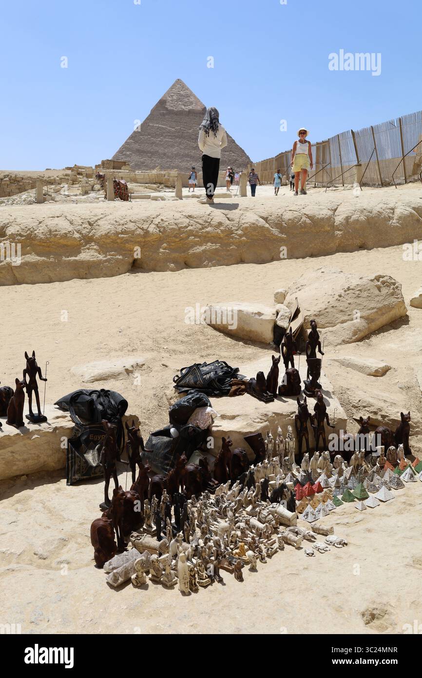 Gizeh, Ägypten 17. Juli 2025: Traditionelle ägyptische Souvenirs auf einem geschäftigen Markt in der Nähe der Pyramiden, wo Touristen den alten ägyptischen Pharao erkunden Stockfoto Gizeh, Ägypten 17. Juli 2025: Traditionelle ägyptische Souvenirs auf einem geschäftigen Markt in der Nähe der Pyramiden, wo Touristen den alten ägyptischen Pharao erkunden Stockfoto