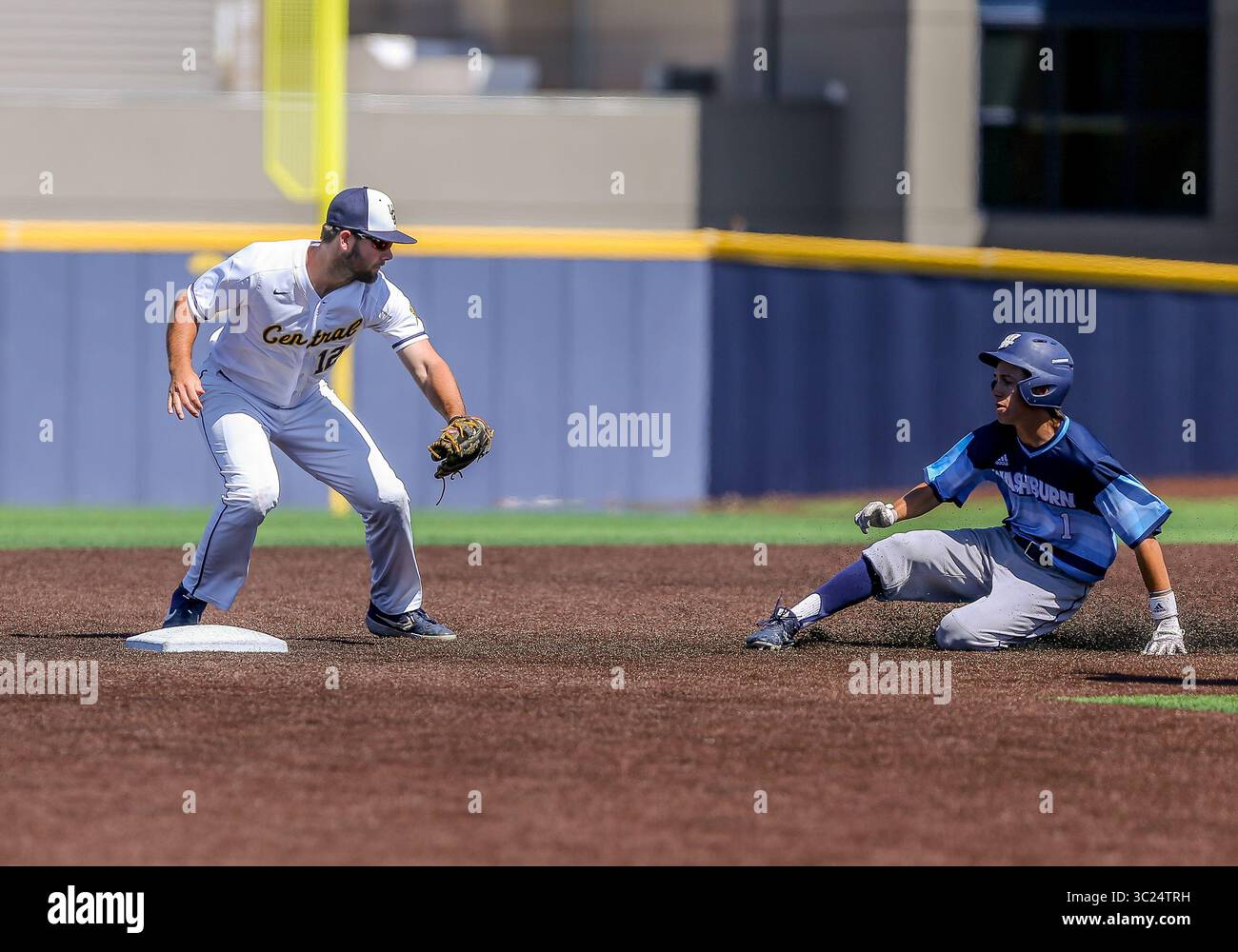 27. April 2019: Kyle Crowl (12) bereitet sich darauf vor, Xavier de Leon (1) von der Washburn University während eines Baseballspiels zwischen den Washburn Ichabods und den Central Oklahoma Bronchos am Wendell Simmons Field in Edmond, OK, zu markieren. Graues Siegel/CSM(Credit Image: &Copy; graues Siegel/CSM via ZUMA Wire) Stockfoto
