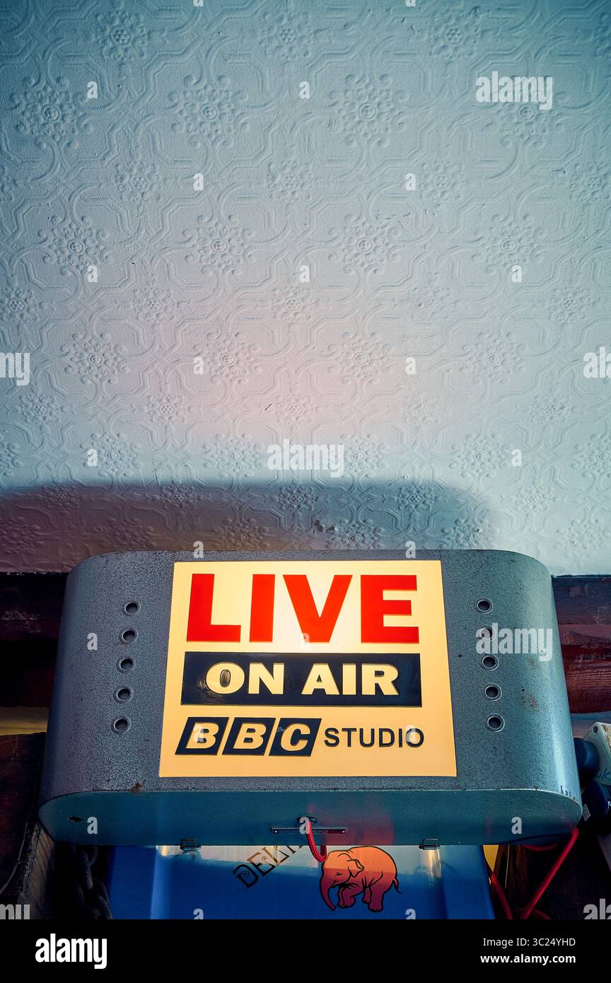 Beleuchtete Live On Air Studio-Leuchte an der Wand eines Blackpool Pubs Stockfoto