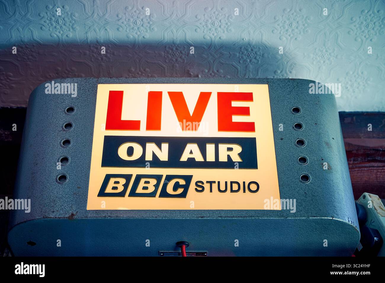 Beleuchtete Live On Air Studio-Leuchte an der Wand eines Blackpool Pubs Stockfoto