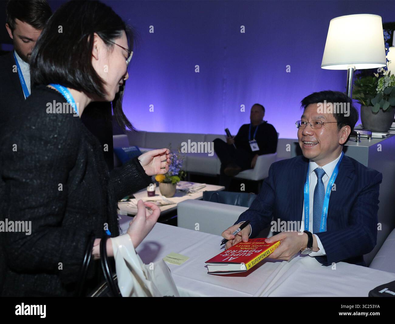 29. April 2019 - Beverly Hills, Kalifornien, USA - der Experte für künstliche Intelligenz Kai-Fu Lee unterzeichnet sein Buch „AI Superpower: China, Silicon Valley and the New World Order“ auf der 2019 Milken Institute Global Conference, die am Mittwoch, 29. April 2019 im Beverly Hilton Hotel in Beverly Hills, Kalifornien stattfand. ARIANA RUIZ/PI (Kreditbild: © Prensa Internacional Via ZUMA Wire) Stockfoto