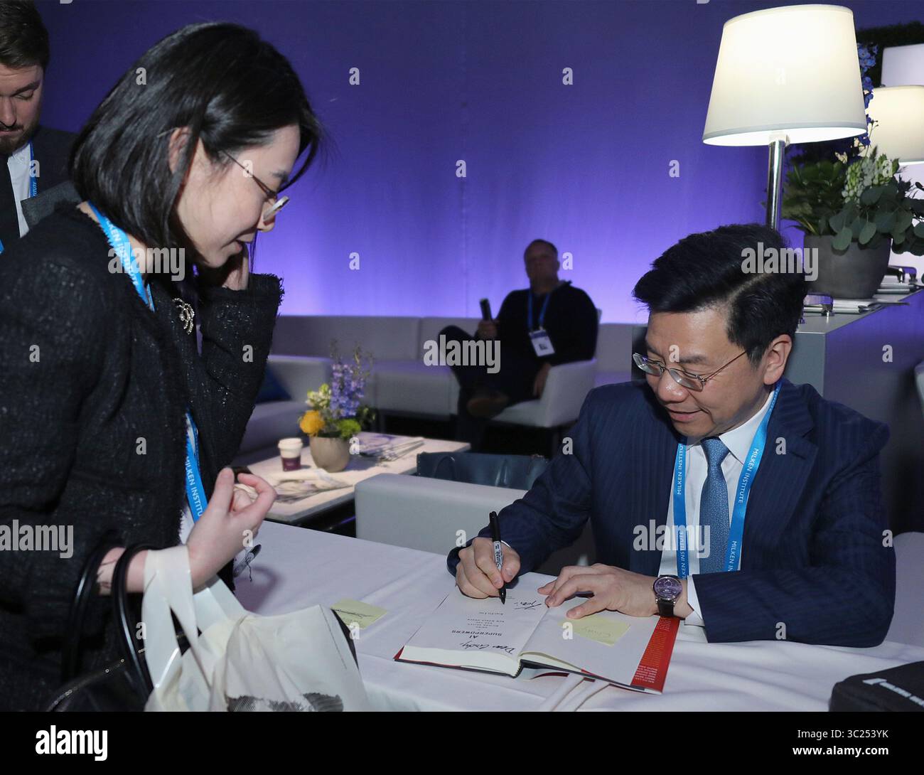 29. April 2019 - Beverly Hills, Kalifornien, USA - der Experte für künstliche Intelligenz Kai-Fu Lee unterzeichnet sein Buch „AI Superpower: China, Silicon Valley and the New World Order“ auf der 2019 Milken Institute Global Conference, die am Mittwoch, 29. April 2019 im Beverly Hilton Hotel in Beverly Hills, Kalifornien stattfand. ARIANA RUIZ/PI (Kreditbild: © Prensa Internacional Via ZUMA Wire) Stockfoto