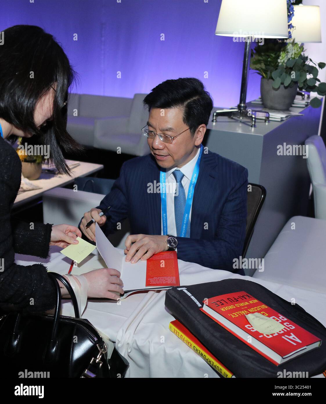 29. April 2019 - Beverly Hills, Kalifornien, USA - der Experte für künstliche Intelligenz Kai-Fu Lee unterzeichnet sein Buch „AI Superpower: China, Silicon Valley and the New World Order“ auf der 2019 Milken Institute Global Conference, die am Mittwoch, 29. April 2019 im Beverly Hilton Hotel in Beverly Hills, Kalifornien stattfand. ARIANA RUIZ/PI (Kreditbild: © Prensa Internacional Via ZUMA Wire) Stockfoto