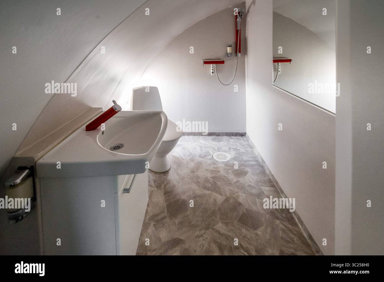 28. Juni 2016 - Stockholm, Schweden - Stockholm, Arlanda, Schweden - Ein Badezimmer im Jumbo Stay (Jumbohostel), einem Hostel, das ein umgebautes Boeing 747-Flugzeug ist. Es befindet sich am Eingang zum Flughafen Stockholm Arlanda. (Kreditbild: © Edwin Remsberg / Vwpics/VW Pics via ZUMA Wire) Stockfoto