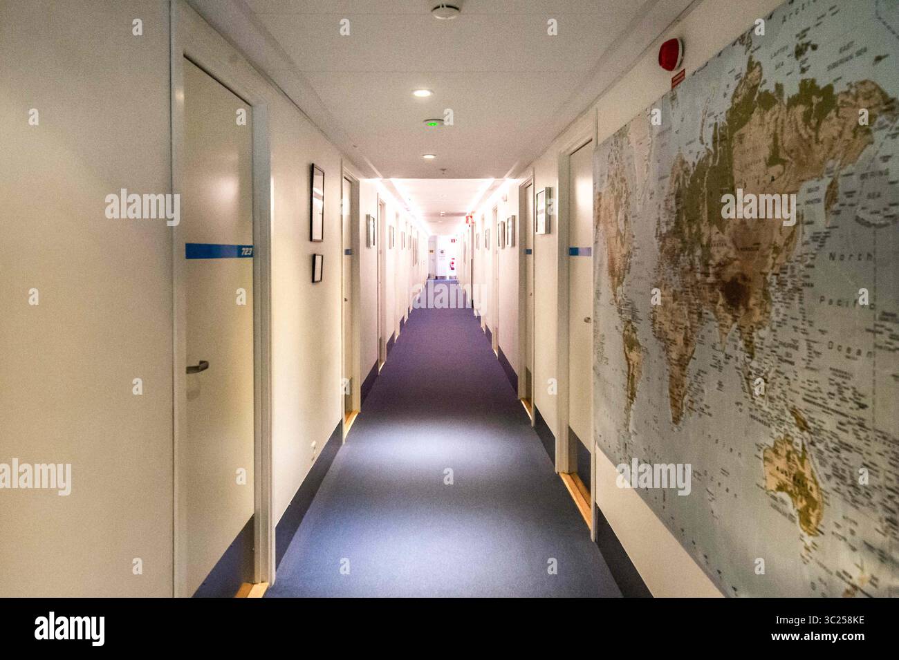 28. Juni 2016 - Stockholm, Schweden - Stockholm, Arlanda, Schweden - Ein Flur im Jumbo Stay (Jumbohostel), einem Hostel, das ein umgebautes Boeing 747-Flugzeug ist. Es befindet sich am Eingang zum Flughafen Stockholm Arlanda. (Kreditbild: © Edwin Remsberg / Vwpics/VW Pics via ZUMA Wire) Stockfoto