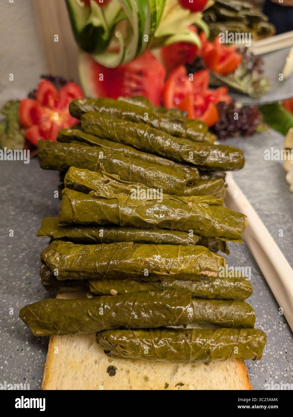 Traditionelle türkische gefüllte Traubenblätter (Dolma) – Nahaufnahme einer klassischen hausgemachten Vorspeise Stockfoto