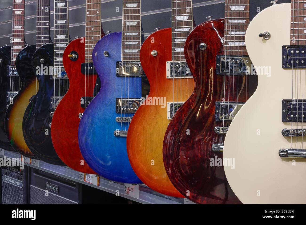 Muncie - 22. Juli 2025: Les Paul Gitarren in einem Musikgeschäft. Gibson Les Paul Gitarren sind vielseitig einsetzbar für viele Musikstile von Jazz über Blues bis Rock. Stockfoto