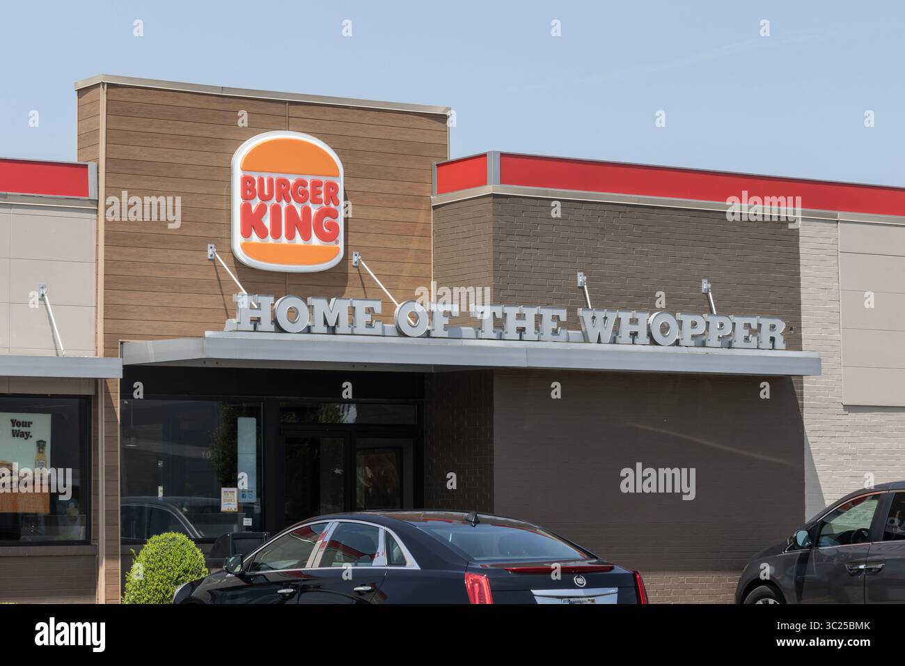 Muncie - 22. Juli 2025: Burger King Fast Food Restaurant. Burger King ist eine Tochtergesellschaft von Restaurant Brands International. Stockfoto