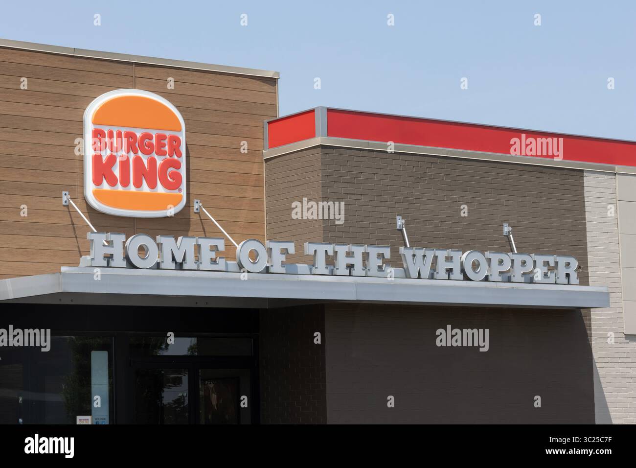 Muncie - 22. Juli 2025: Burger King Fast Food Restaurant. Burger King ist eine Tochtergesellschaft von Restaurant Brands International. Stockfoto