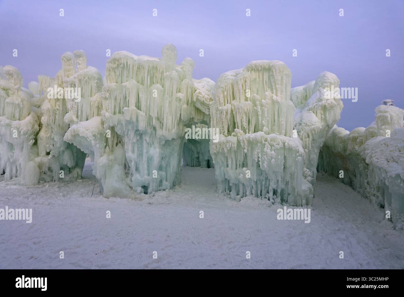 Eine Reihe großer Eisskulpturen in Ice Castles im Genfer See, Wisconsin, USA Stockfoto