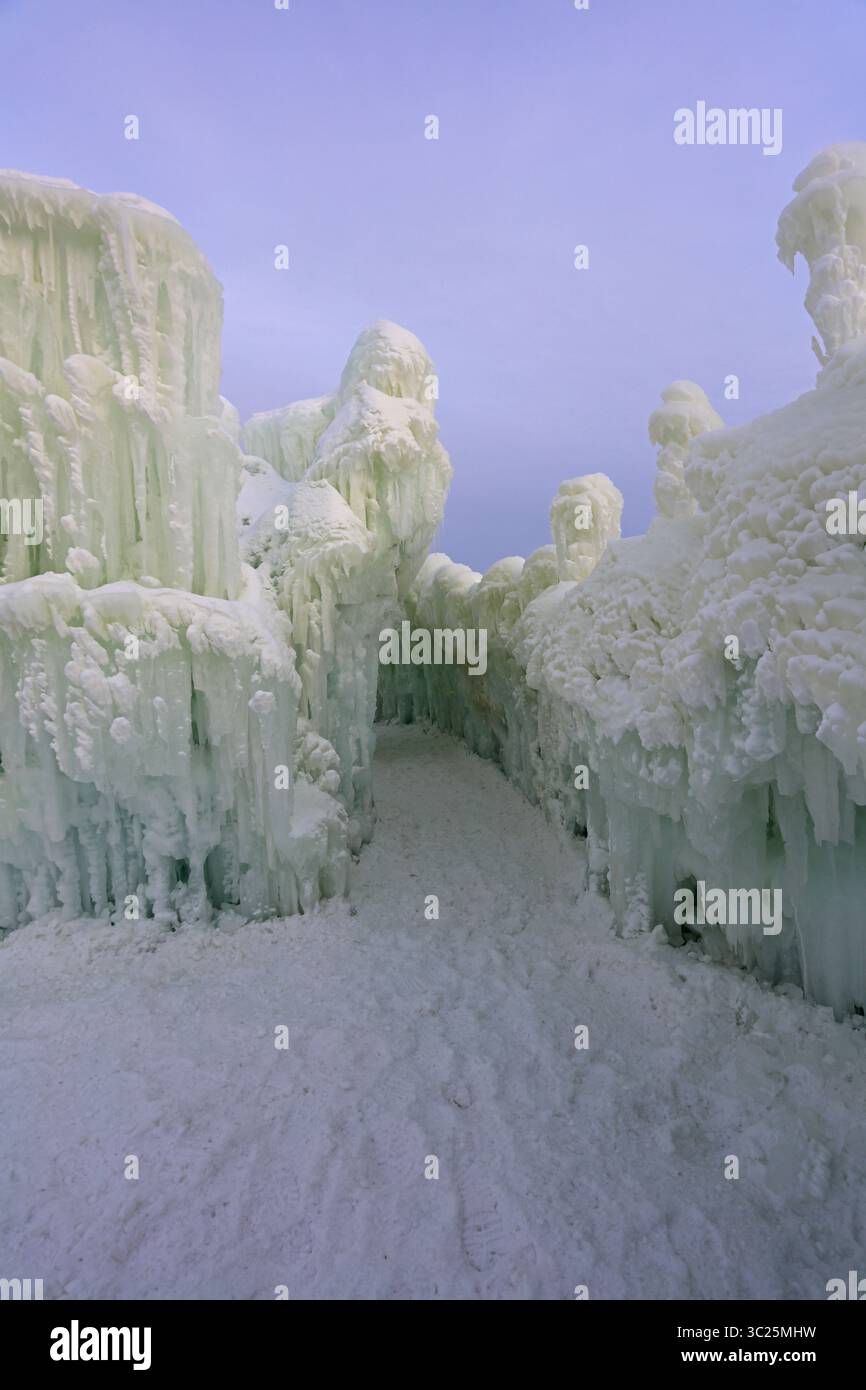 Ein Schneerad durch Eismauern mit Eiszapfen und Schnee in Ice Castles im Genfer See, Wisconsin, USA Stockfoto