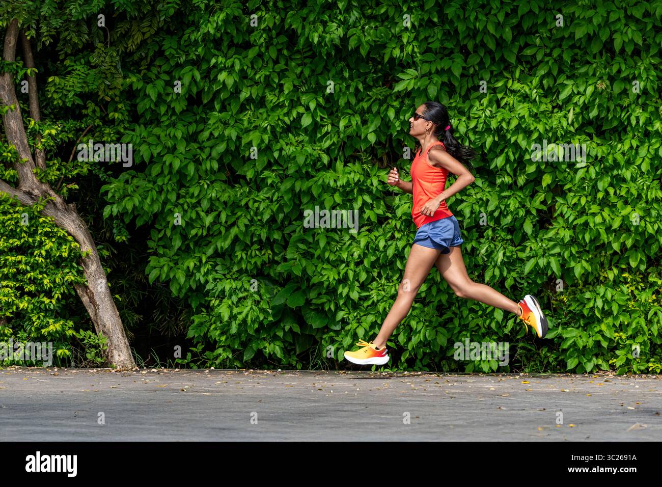 Junge lateinfrau läuft in Panama-Stadt, Panama – Stockfoto Stockfoto