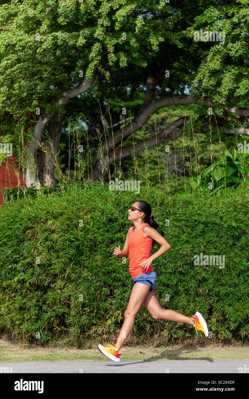 Junge lateinfrau läuft in Panama-Stadt, Panama – Stockfoto Stockfoto