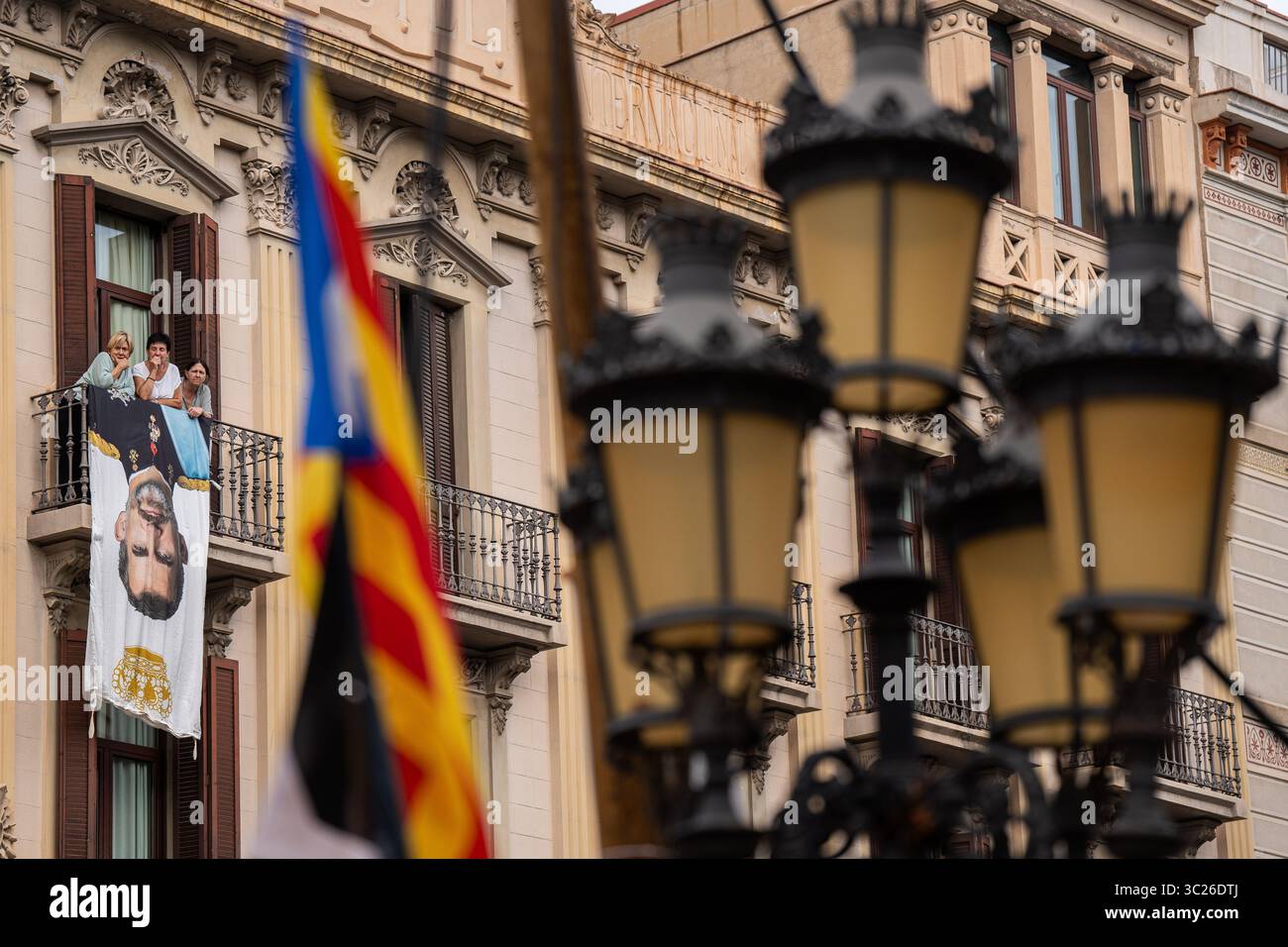 Barcelona, Barcelona, Spanien. Juli 2025. Dutzende von Unterstützern der Unabhängigkeit protestieren auf dem Sant Jaume-Platz gegen die Präsenz der spanischen Monarchie in Barcelona unter dem Motto "Wir haben keinen König". König Felipe VI. Besuchte das Gran Teatre del Liceu, um den Prinzessin von Girona zu präsidieren. (Kreditbild: © Marc Asensio Clupes/ZUMA Press Wire) NUR REDAKTIONELLE VERWENDUNG! Nicht für kommerzielle ZWECKE! Stockfoto
