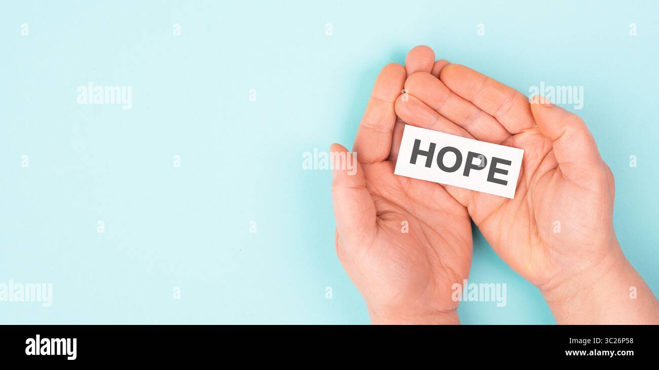 Das Wort Hoffnung In Den Händen Halten, Vertrauen Und Glauben Konzept, Vertrauen In Die Zukunft Haben, Hoffnungsvoller Positiver Geist Stockfoto