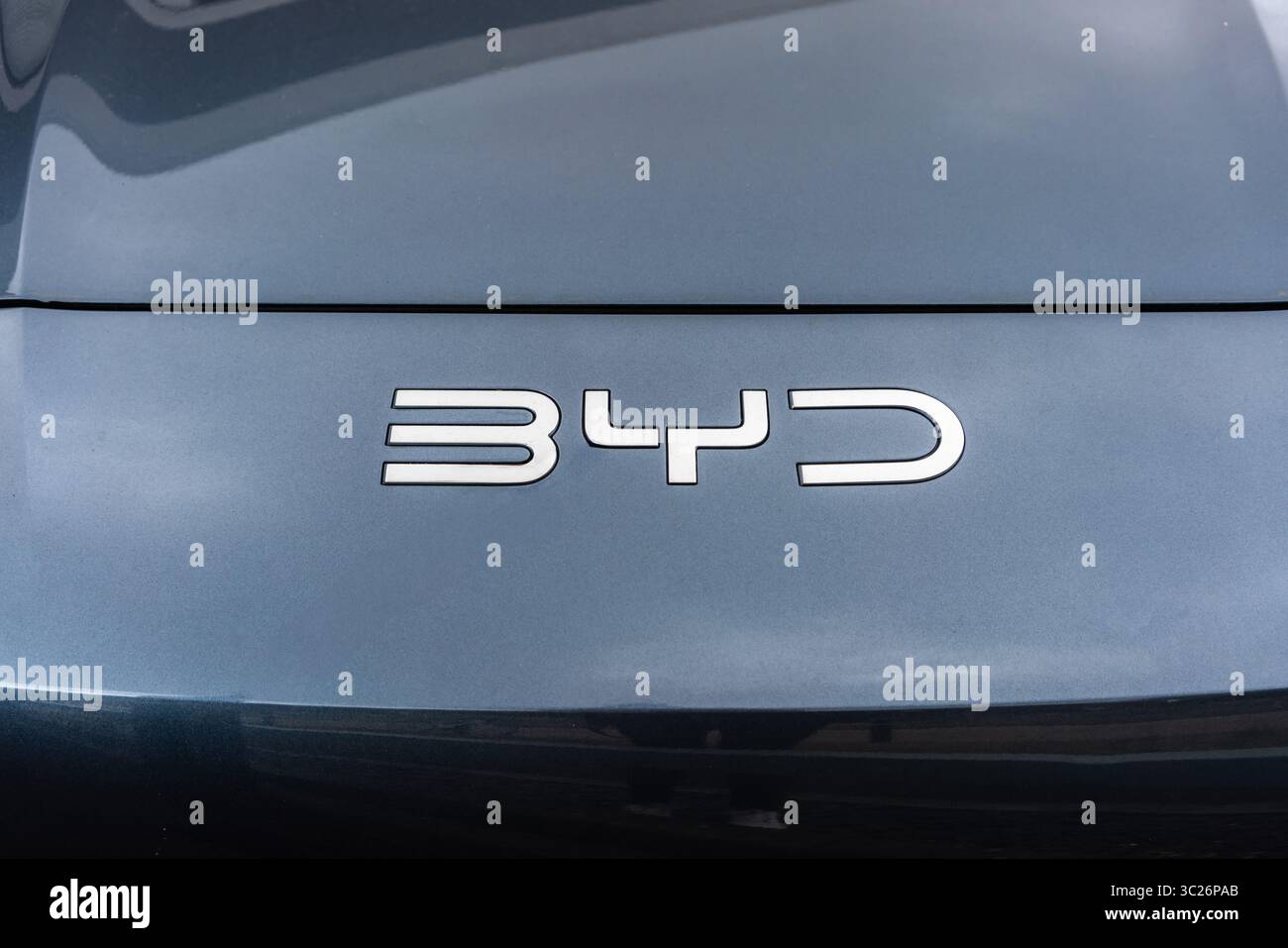 BYD-Markenlogo auf einem in Großbritannien zum Verkauf stehenden Fahrzeug – BYD ist ein chinesisches Hersteller von Elektroautos Stockfoto