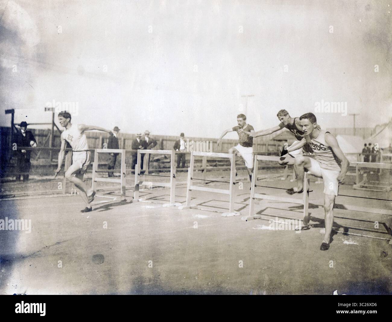 F.W. Schule, Milwaukee Athletic Club, Sieger, 110-Meter-Hürdenrennen. [Olympische Spiele 1904]. . LPE 937. Foto von Jessie Tarbox Beals, 1904. Quelle: Missouri Historical Society Photographs and Prints Collections. WF 0293. Stockfoto