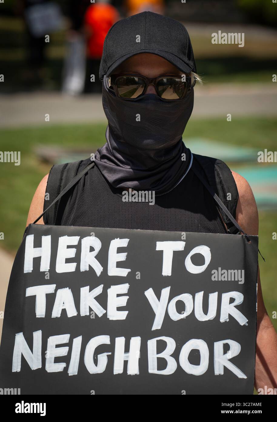 Burlington, Massachusetts, USA. 23. Juli 2025. 14. Wöchentliche Demonstration mit Zeugen vor einer New England Facility of Immigration and Customs Enforcement (ICE) in Burlington. Die Anlage, 26 km nordwestlich von Boston, hält Menschen, die durch EIS in den bundesstaaten Rhode Island, Connecticut, Massachusetts, New Hampshire, Maine und Vermont gefangen. Hunderte nahmen an der friedlichen Demonstration gegen ICE, Donald Trump und seine derzeitige Regierung außerhalb der Einrichtung Teil. Demonstrator als EISAGENT verkleidet. Quelle: Chuck Nacke / Alamy Live News Stockfoto