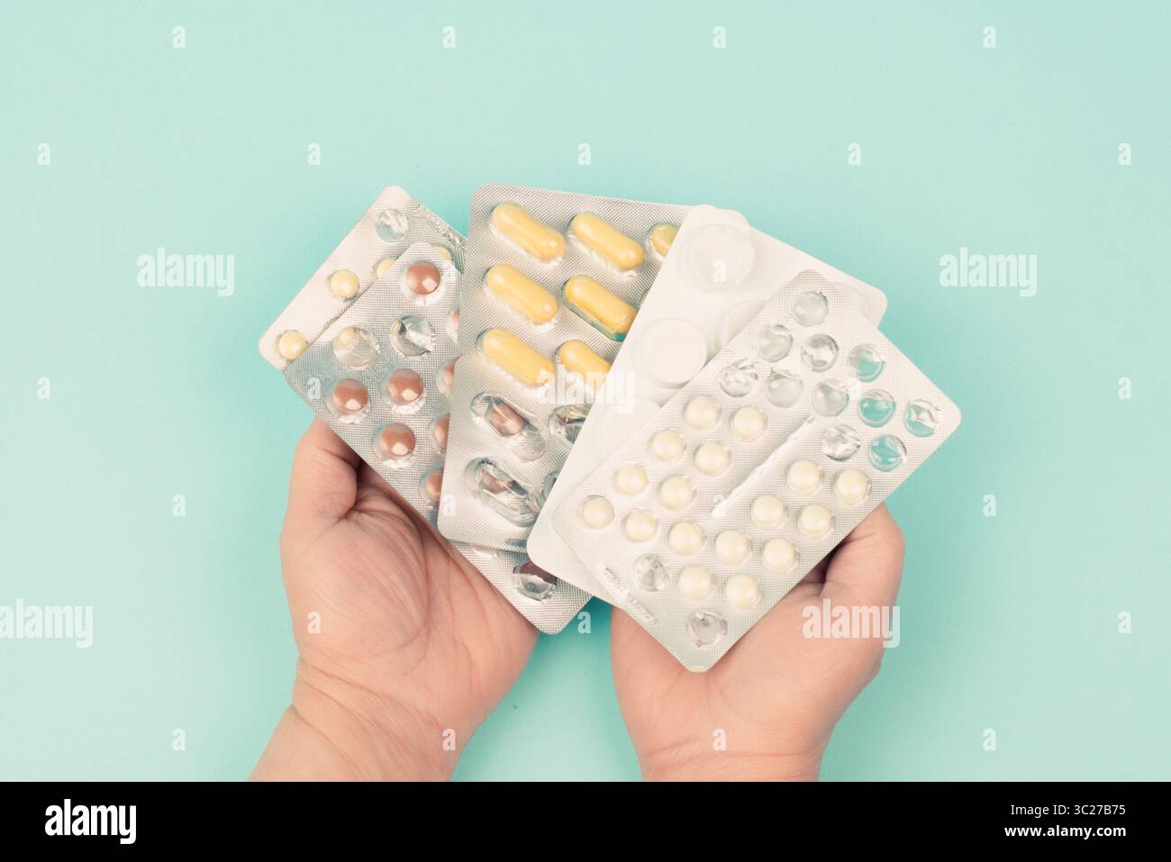 Pillen Mit Medizin, Sucht Zu Ergänzungen Und Überdosis, Medikamentenverordnung, Apotheke Tabletten, Gesundheitswesen Und Behandlung Stockfoto