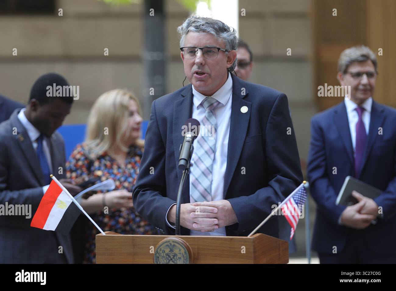 NEW YORK, NEW YORK – 23. JULI: Bürgermeister Eric Adams, Simon Cardy, Generalkonsul, Südafrika und Leiter der afrikanische Konsuln-Generalgruppe neben Ägyptern, Diplomaten und VIPs hält während der Zeremonie zum Aufheben der Ägyptischen Flagge im Bowling Green am 23. Juli 2025 in New York. Die Veranstaltung war der 73. Unabhängigkeitstag Ägyptens und das erste Mal, dass die ägyptische Flagge im historischen Park gehisst wurde, um die Beiträge der Stadt zu würdigen, die 40 000 Einwohner der ägyptischen amerikanischen Gemeinschaft waren. Bürgermeister Adams würdigte den Einfluss der Kommunisten in Medizin, Kleinunternehmen, öffentlicher Sicherheit und Kultur und betonte diesen Stockfoto