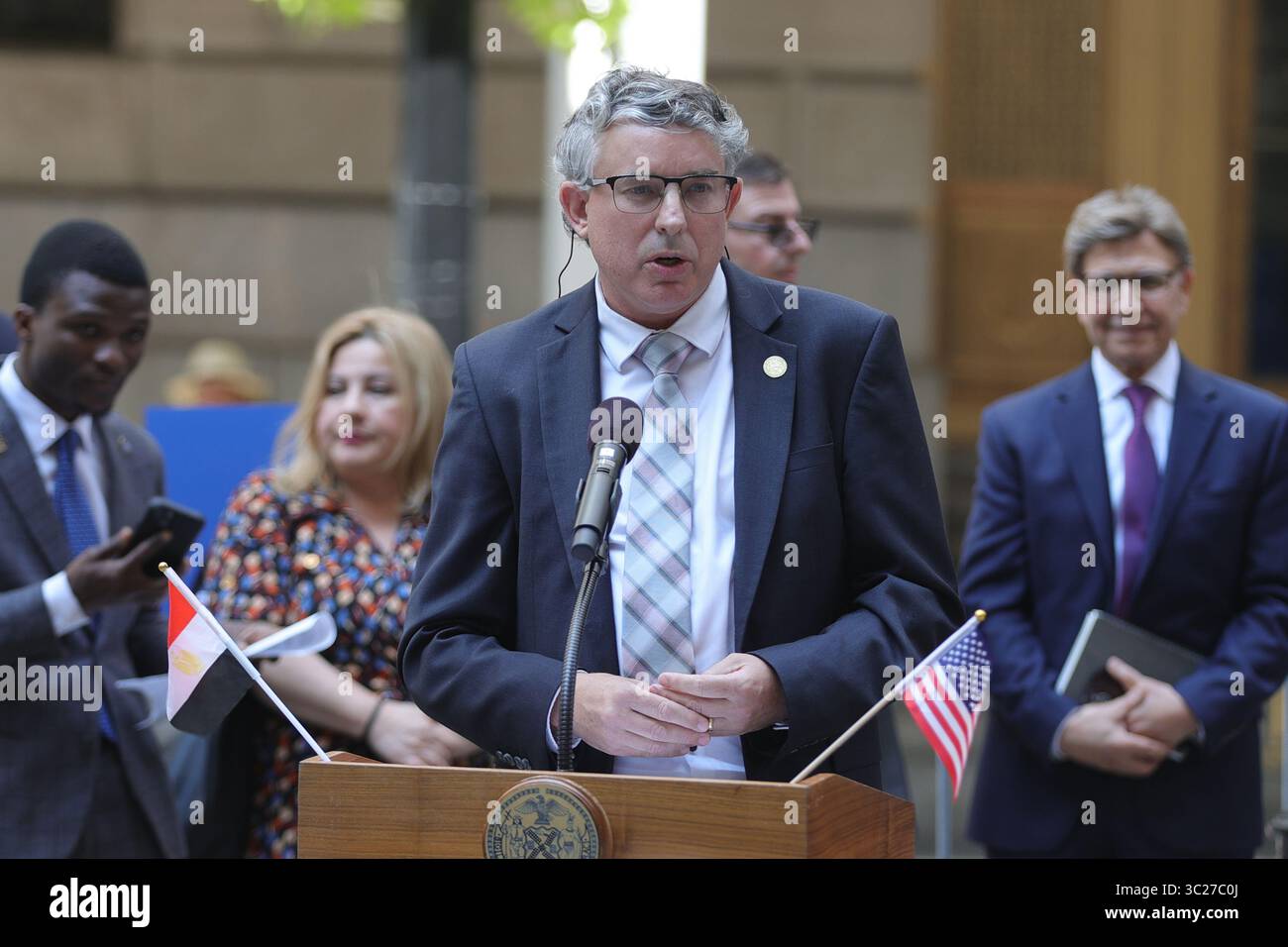 NEW YORK, NEW YORK – 23. JULI: Bürgermeister Eric Adams, Simon Cardy, Generalkonsul, Südafrika und Leiter der afrikanische Konsuln-Generalgruppe neben Ägyptern, Diplomaten und VIPs hält während der Zeremonie zum Aufheben der Ägyptischen Flagge im Bowling Green am 23. Juli 2025 in New York. Die Veranstaltung war der 73. Unabhängigkeitstag Ägyptens und das erste Mal, dass die ägyptische Flagge im historischen Park gehisst wurde, um die Beiträge der Stadt zu würdigen, die 40 000 Einwohner der ägyptischen amerikanischen Gemeinschaft waren. Bürgermeister Adams würdigte den Einfluss der Kommunisten in Medizin, Kleinunternehmen, öffentlicher Sicherheit und Kultur und betonte diesen Stockfoto