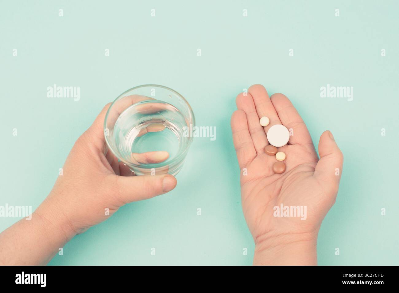 Pillen Mit Medizin, Sucht Zu Ergänzungen Und Überdosis, Medikamentenverordnung, Apotheke Tabletten, Gesundheitswesen Und Behandlung Stockfoto