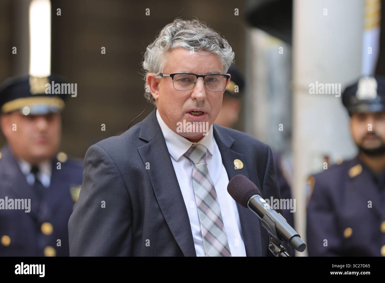 NEW YORK, NEW YORK - 23. JULI: Bürgermeister Eric Adams, Simon Cardy, Generalkonsul, Südafrika, und Leiter der afrikanische Konsuln-Generalgruppe neben Ägyptern, Diplomaten und VIPs hält während der Zeremonie zum Aufheben der Ägyptischen Flagge im Bowling Green am 23. Juli 2025 in New York. Die Veranstaltung war der 73. Unabhängigkeitstag Ägyptens und das erste Mal, dass die ägyptische Flagge im historischen Park gehisst wurde, um die Beiträge der Stadt zu würdigen, die 40 000 Einwohner der ägyptischen amerikanischen Gemeinschaft waren. Bürgermeister Adams würdigte den Einfluss der Kommunisten in Medizin, Kleinunternehmen, öffentlicher Sicherheit und Kultur und betonte diesen Stockfoto