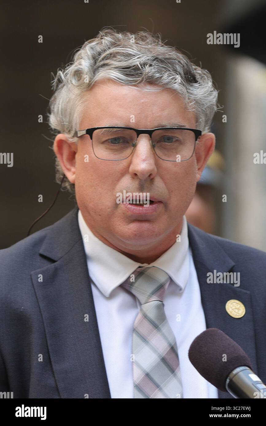 23. Juli 2025, New York, NY, USA: NEW YORK, NEW YORK ''“ 23. JULI: Bürgermeister Eric Adams, Simon Cardy, Generalkonsul, Südafrika, und Leiter der afrikanische Konsuln-Generalgruppe neben Ägyptern, Diplomaten und VIPs hält während der Zeremonie zum Aufheben der Ägyptischen Flagge im Bowling Green am 23. Juli 2025 in New York. Die Veranstaltung war der 73. Unabhängigkeitstag Ägyptens und das erste Mal, dass die ägyptische Flagge im historischen Park gehisst wurde, um die Beiträge der Stadt zu würdigen, die 40 000 Einwohner der ägyptischen amerikanischen Gemeinschaft waren. Bürgermeister Adams würdigte den Einfluss der Kommunisten in Medizin, Kleinunternehmen, Public sa Stockfoto