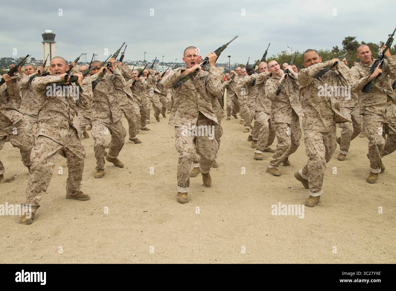15. Mai 2019: San Deigo, CA, USA: Rekruten der US-Marine mit Bravo Company, 1. Rekruten-Ausbildungsbataillon, üben Bajonetttechniken während des Bayonet-Angriffskurses im Marine Corps Recruit Depot San Diego am 15. Mai 2019 in San Diego, Kalifornien. (Kreditbild: © Brooke C. Woods via ZUMA Wire) Stockfoto