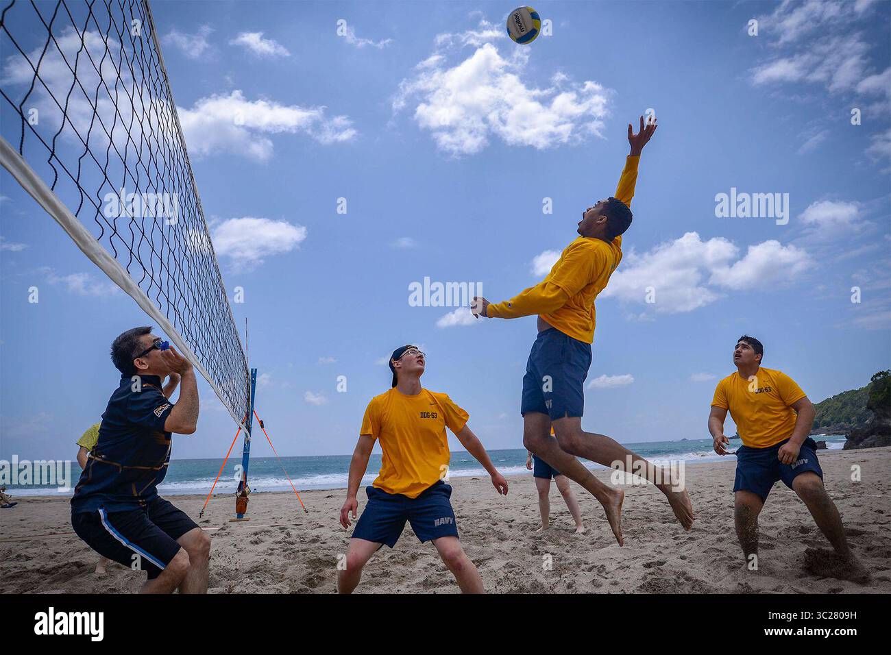 19. Mai 2019 – Shimoda, Japan – die der USS Stethem zugeordneten Seeleute treten an einem Beachvolleyballturnier während des 80. Jährlichen Black Ship Festivals in Shimoda, Japan, am 19. Mai 2019 an. Das Festival feiert das Erbe der US-japanischen Seefahrtspartnerschaft. (Kreditbild: © U.S. Navy/ZUMA Wire/ZUMAPRESS.com) Stockfoto