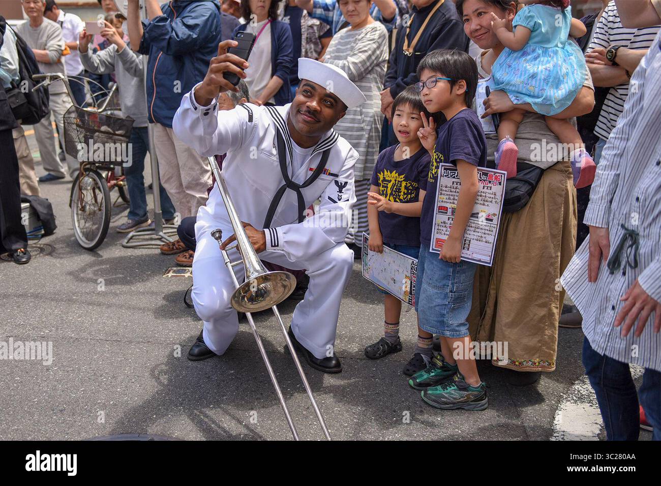 19. Mai 2019 - Shimoda, Japan - Navy Petty Officer 3rd Class Sevilla Jenkins macht ein Selfie mit Kindern während des 80. Jährlichen Black Ship Festivals in Shimoda, Japan, 19. Mai 2019. Das Festival feiert das Erbe der US-japanischen Seeverkehrspartnerschaft (Credit Image: © U.S. Navy/ZUMA Wire/ZUMAPRESS.com) Stockfoto