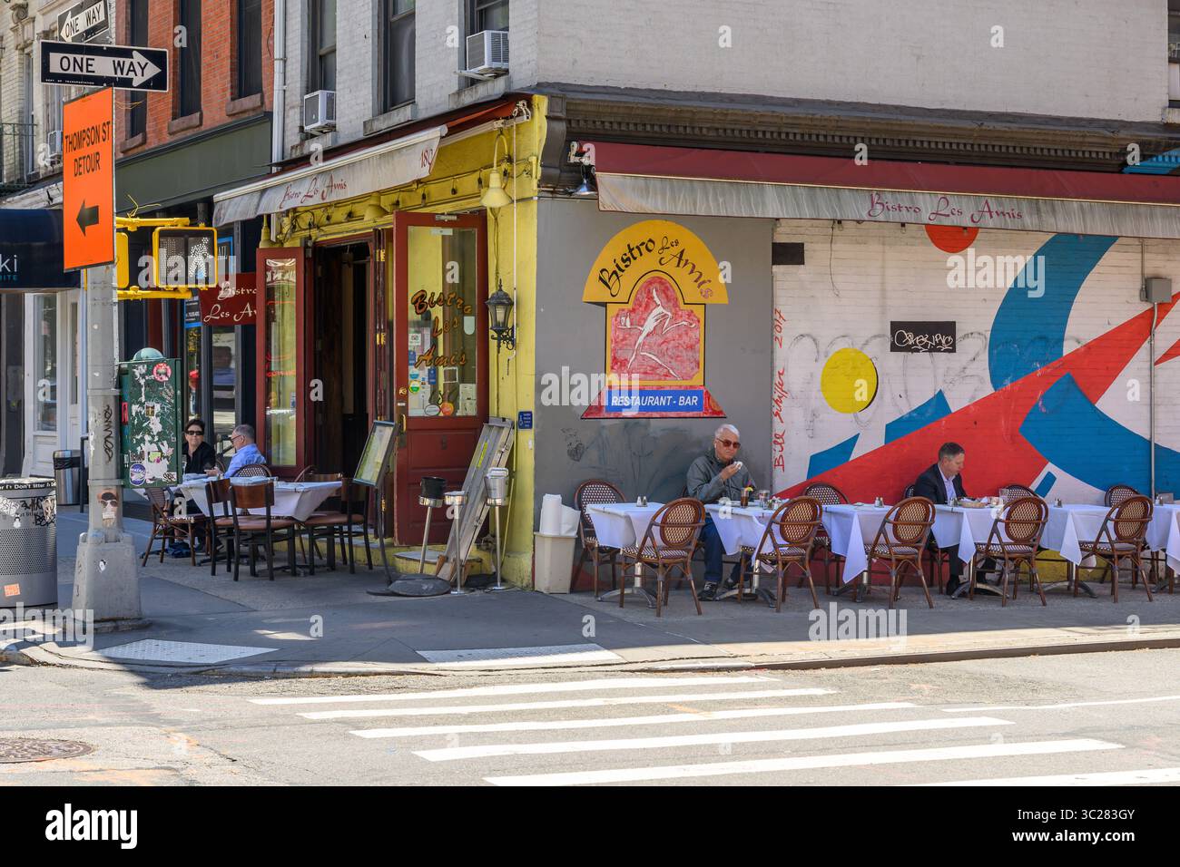 People Al Fresco Dining in Einem traditionellen französischen Restaurant, Bistro Les Aimes, in SoHo New York Stockfoto