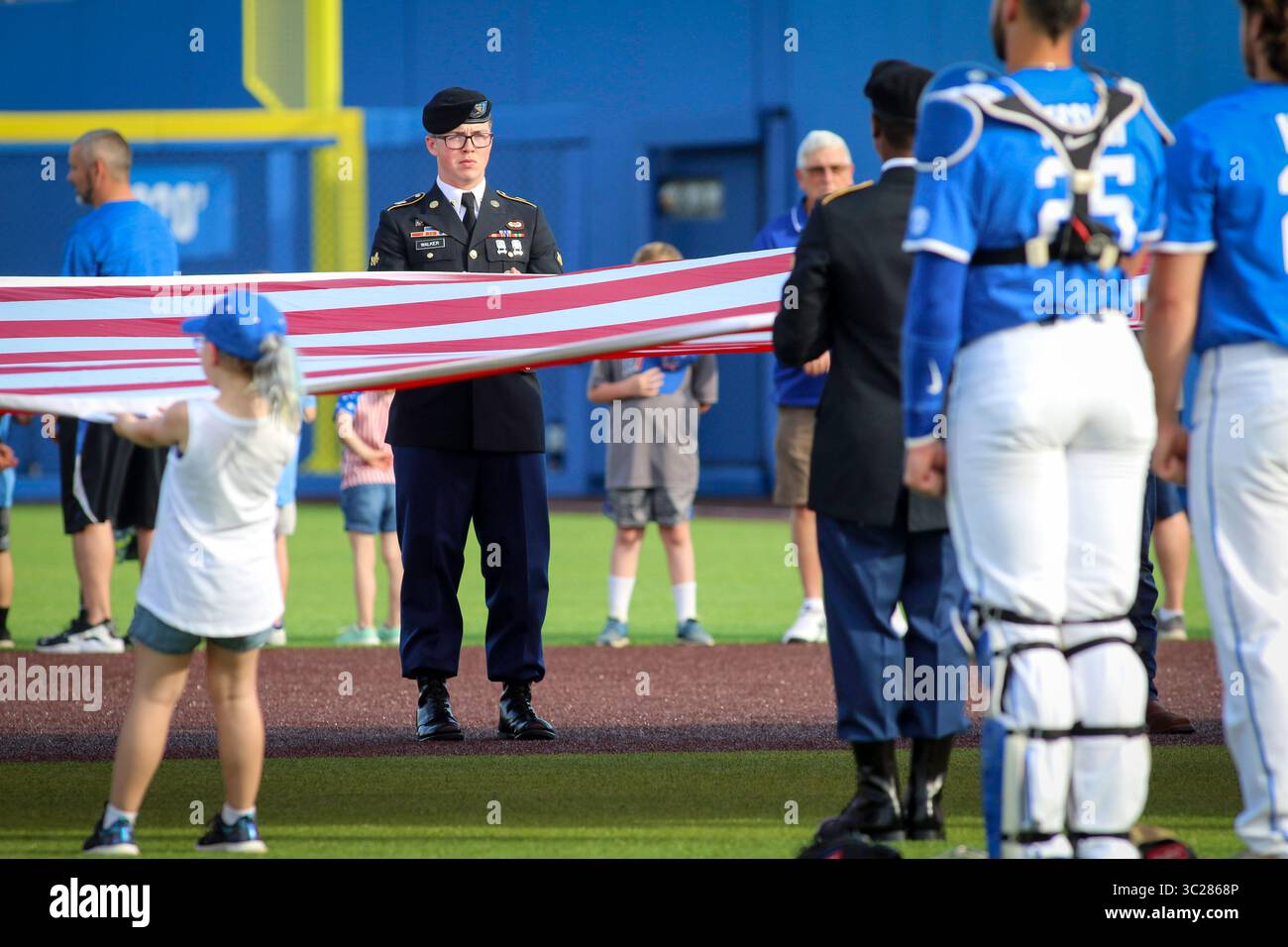 17. Mai 2019: Ein Militärangehöriger hält die Flagge während der Nationalhymne vor einem Spiel zwischen den Kentucky Wildcats und den Vanderbilt Commodores im Kentucky Pride Park in Lexington, KY. Kevin Schultz/CSM(Credit Image: &Copy; Kevin Schultz/CSM via ZUMA Wire) Stockfoto
