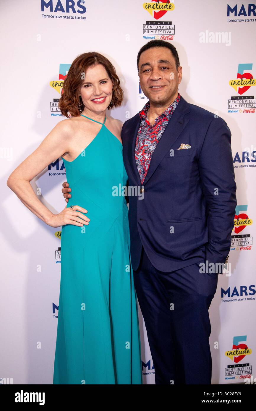 11. Mai 2019 - Bentonville, Arkansas, USA - 11. Mai 2019: GEENA DAVIS und HARRY LENNIX während der Veranstaltung mit blauem Teppich vor den Bentonville Film Festival Awards im 21c Museum Hotel, Bentonville, Arkansas, USA. (Bild: © Brent Soule/ZUMA Wire) Stockfoto