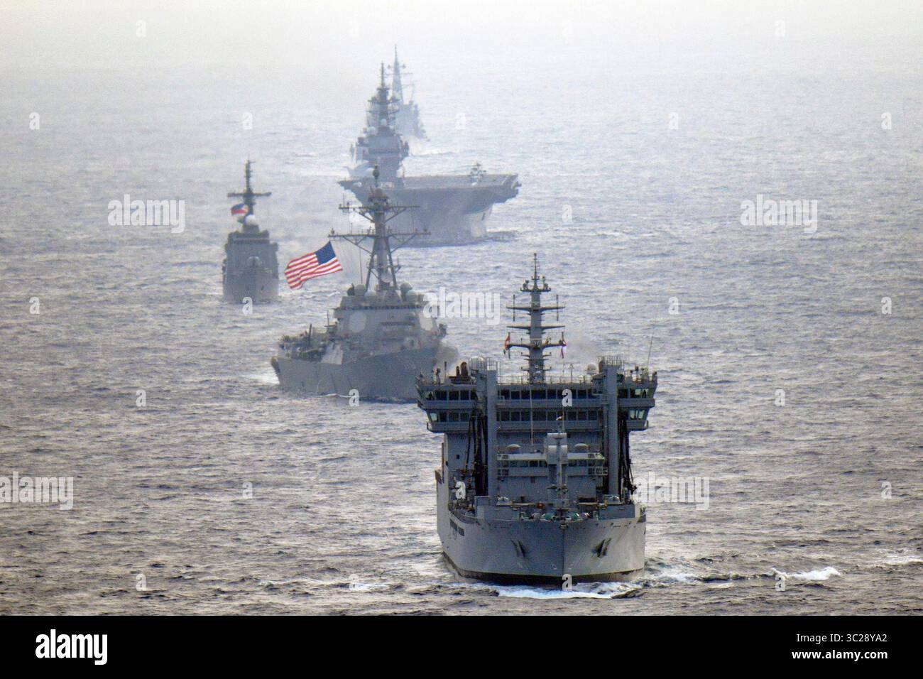 9. Mai 2019 - Südchinesisches Meer - der US-Navy-Raketenzerstörer USS William P. Lawrence (DDG 110), Mitte, durchquert internationale Gewässer des Südchinesischen Meeres mit dem indischen Marinestörer INS Kalkutta (D 63) und dem Tanker INS Shakti (A 57); dem Hubschrauberträger JS Izumo (DDDH 183) und dem Zerstörer JS Murasame (DD 101); und der Republik der Philippinen BBRP 17. (Kreditbild: © U.S. Navy/ZUMA Wire/ZUMAPRESS.com) Stockfoto