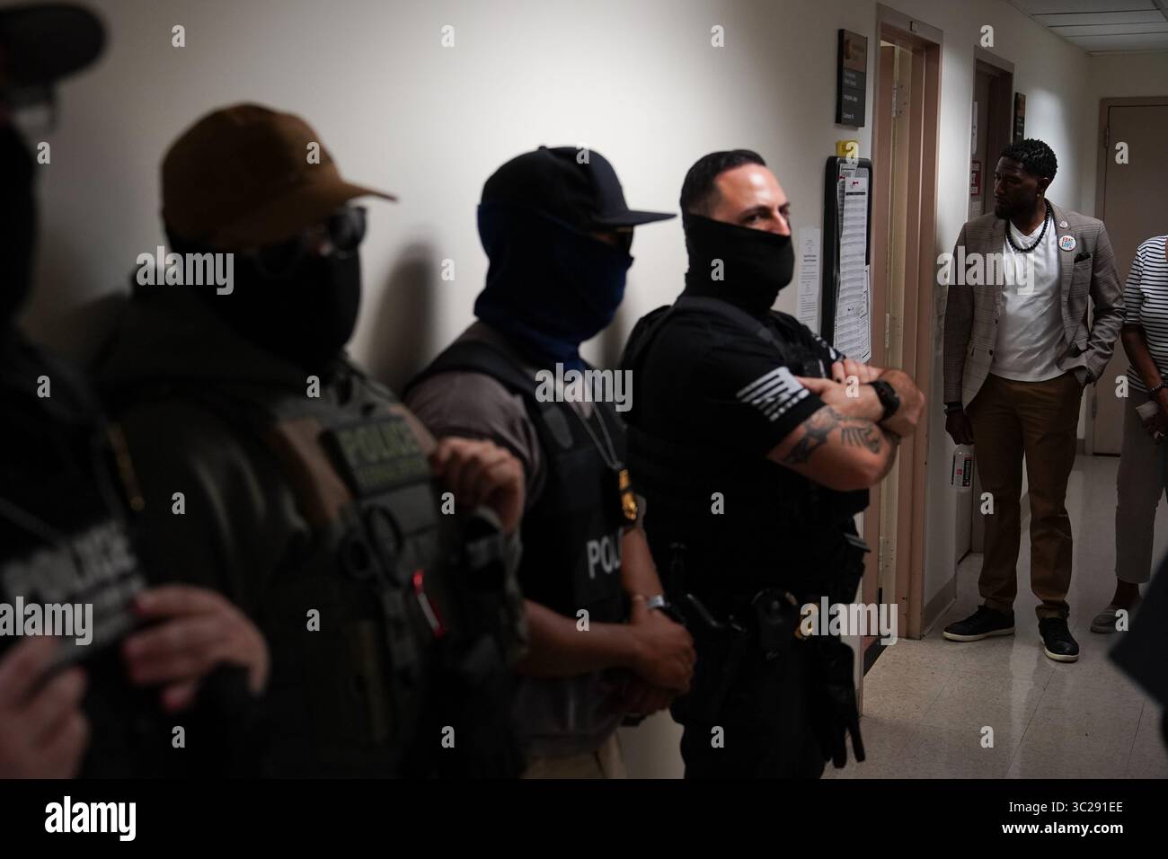 New York, Usa. Juli 2025. Staatsanwältin Jumaane Williams bei den Gerichten des Executive Office of Immigration Review (EOIR) in 26 Federal Plaza. Die gewählten Beamten der Stadt versuchten, Zugang zum 10. Stock des 26 Federal Plaza für Inspektionen zu erhalten, nachdem Videos die Bedingungen der Gefangenenzellen, in denen Gefangene untergebracht wurden, aufdeckte. Quelle: SOPA Images Limited/Alamy Live News Stockfoto