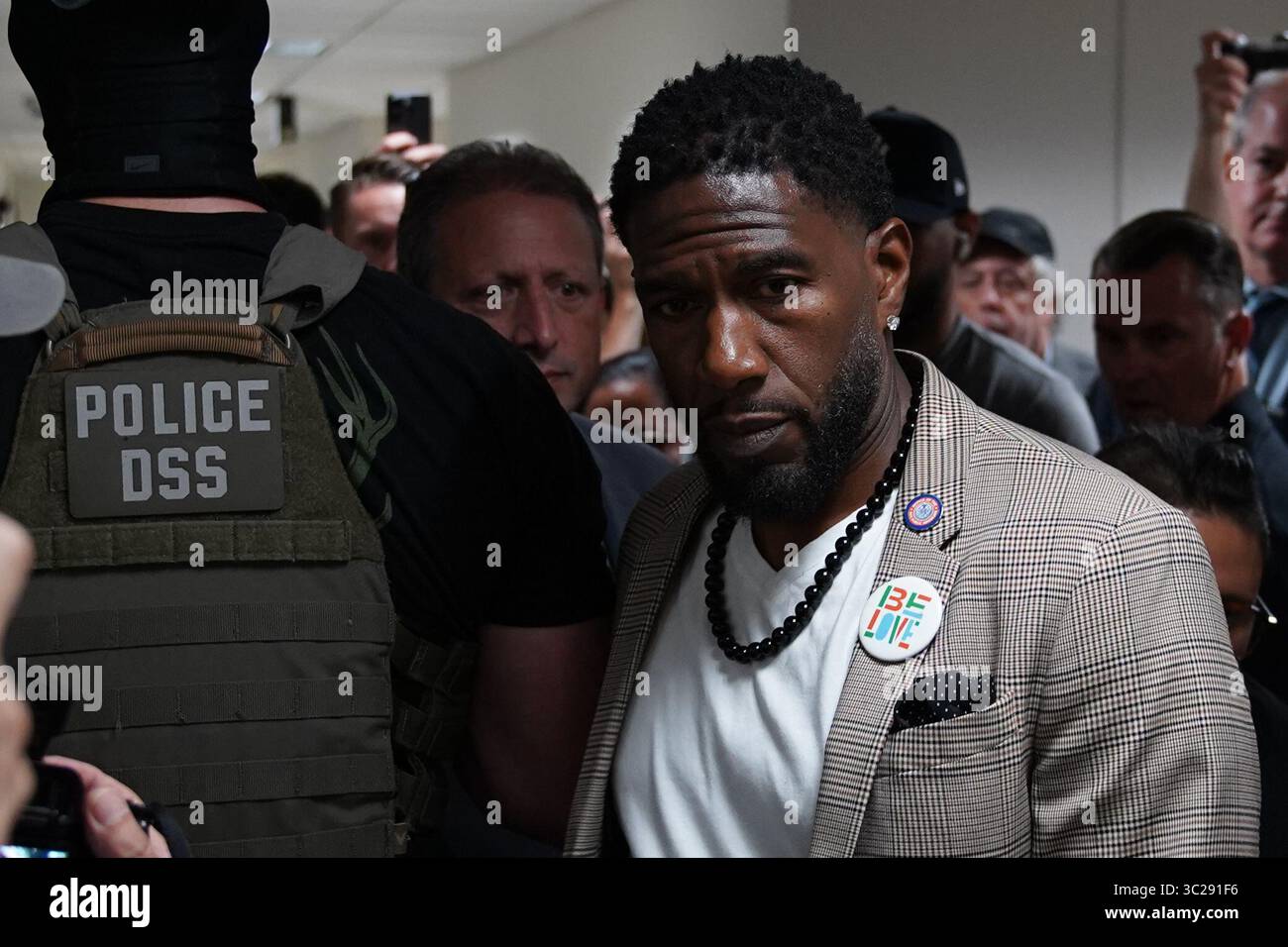 New York, Usa. Juli 2025. Staatsanwältin Jumaane Williams bei den Gerichten des Executive Office of Immigration Review (EOIR) in 26 Federal Plaza. Die gewählten Beamten der Stadt versuchten, Zugang zum 10. Stock des 26 Federal Plaza für Inspektionen zu erhalten, nachdem Videos die Bedingungen der Gefangenenzellen, in denen Gefangene untergebracht wurden, aufdeckte. Quelle: SOPA Images Limited/Alamy Live News Stockfoto