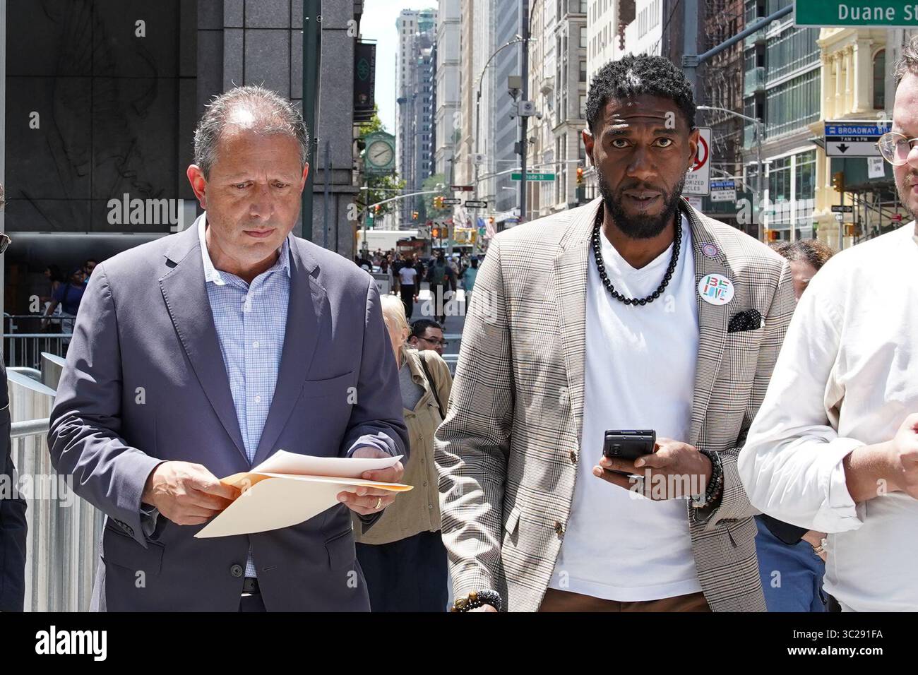 New York, Usa. Juli 2025. City Comptroller Brad Lander und Staatsanwalt Jumaane Williams vor einer Pressekonferenz vor dem 26 Federal Plaza gesehen. Die gewählten Beamten der Stadt versuchten, Zugang zum 10. Stock des 26 Federal Plaza für Inspektionen zu erhalten, nachdem Videos die Bedingungen der Gefangenenzellen, in denen Gefangene untergebracht wurden, aufdeckte. Quelle: SOPA Images Limited/Alamy Live News Stockfoto