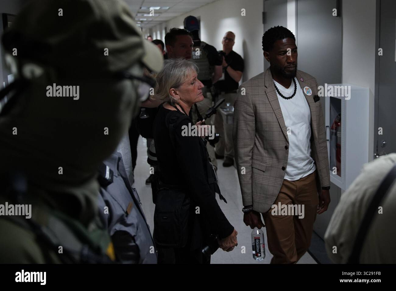 New York, Usa. Juli 2025. Staatsanwältin Jumaane Williams bei den Gerichten des Executive Office of Immigration Review (EOIR) in 26 Federal Plaza. Die gewählten Beamten der Stadt versuchten, Zugang zum 10. Stock des 26 Federal Plaza für Inspektionen zu erhalten, nachdem Videos die Bedingungen der Gefangenenzellen, in denen Gefangene untergebracht wurden, aufdeckte. Quelle: SOPA Images Limited/Alamy Live News Stockfoto