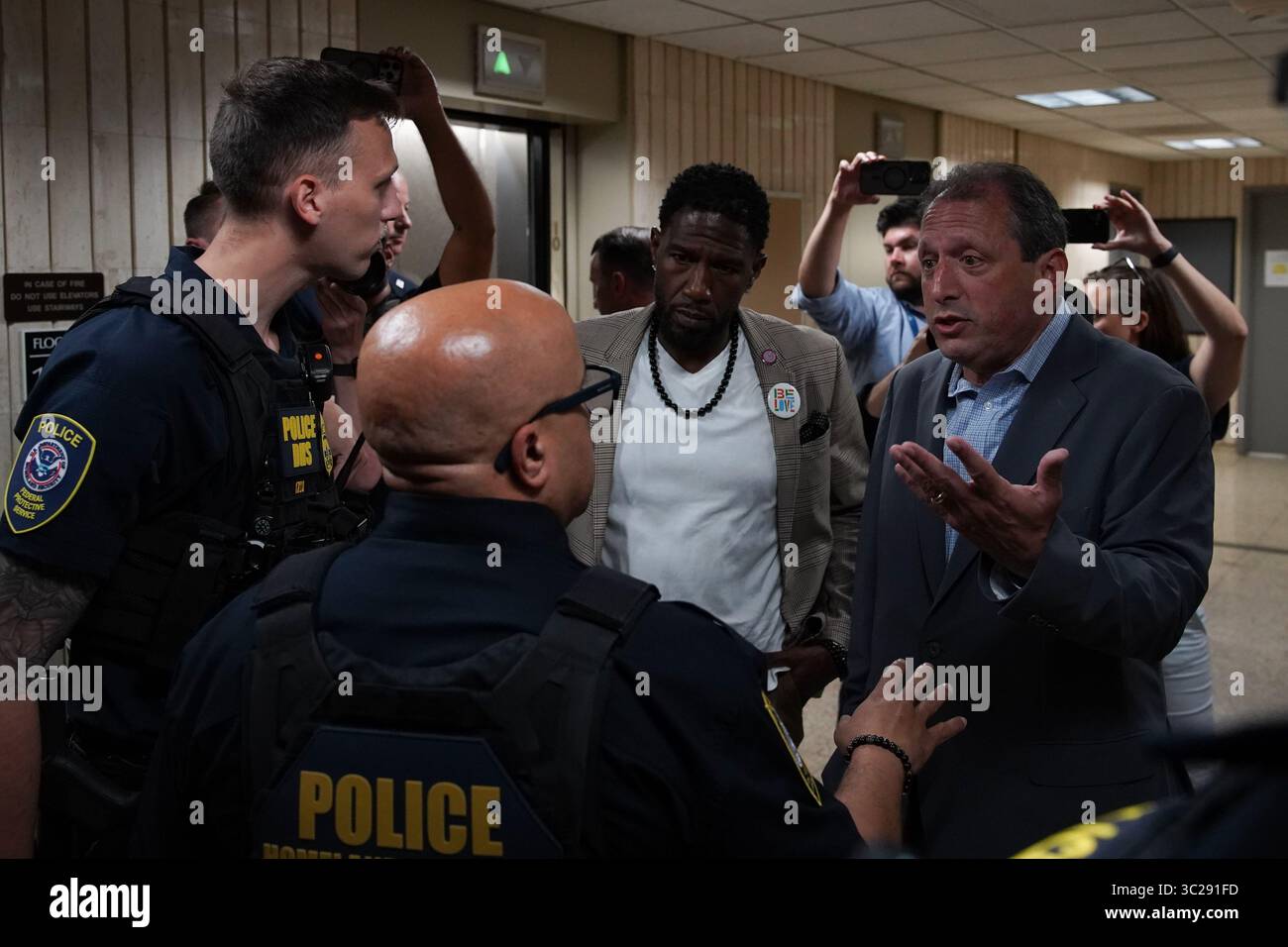 New York, Usa. Juli 2025. City Comptroller Brad Lander und Staatsanwältin Jumaane Williams sprechen mit Homeland Security Police im 10. Stock des Executive Office of Immigration Review am 26 Federal Plaza. Die gewählten Beamten der Stadt versuchten, Zugang zum 10. Stock des 26 Federal Plaza für Inspektionen zu erhalten, nachdem Videos die Bedingungen der Gefangenenzellen, in denen Gefangene untergebracht wurden, aufdeckte. Quelle: SOPA Images Limited/Alamy Live News Stockfoto