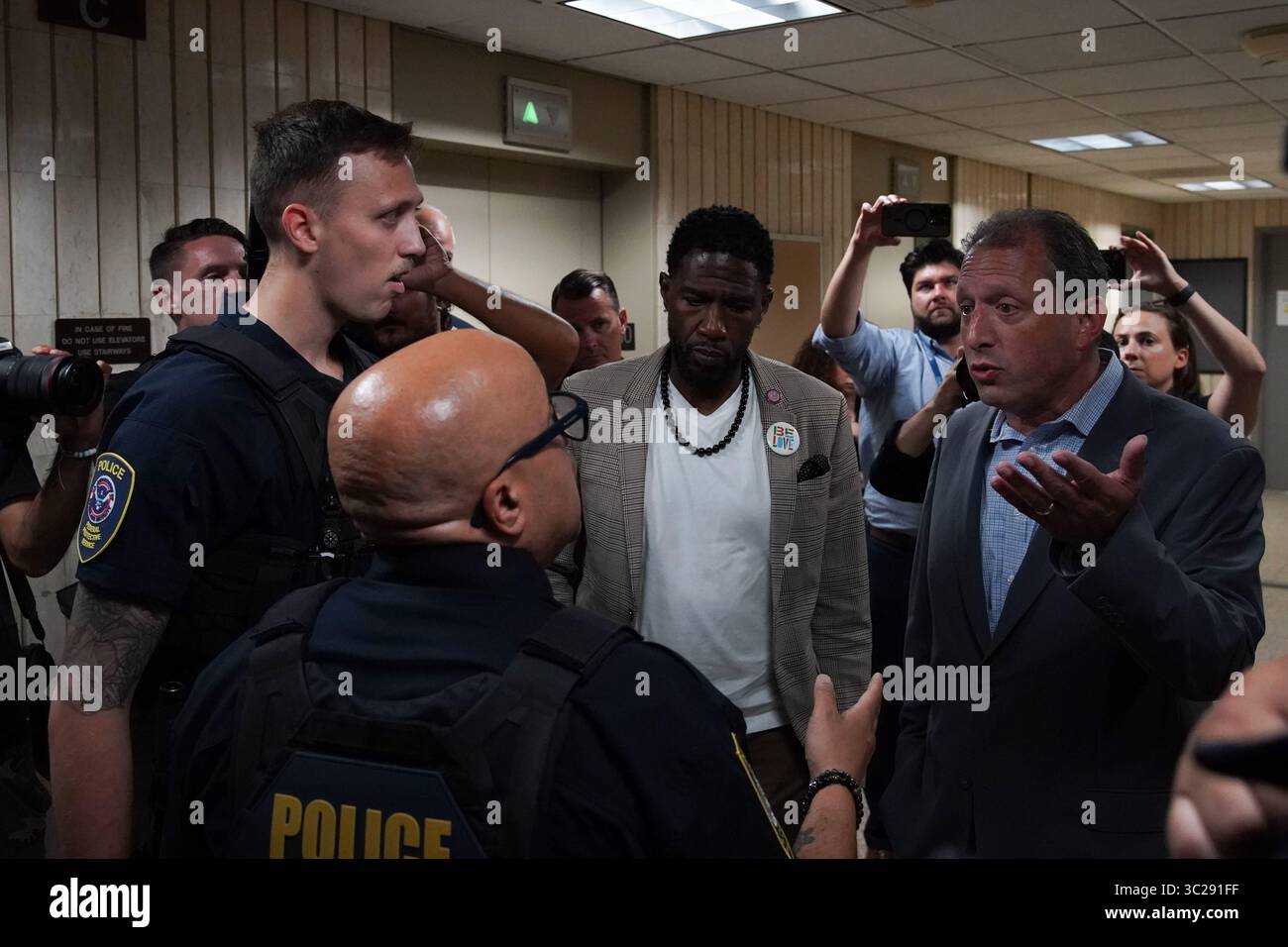 New York, Usa. Juli 2025. City Comptroller Brad Lander und Staatsanwältin Jumaane Williams sprechen mit Homeland Security Police im 10. Stock des Executive Office of Immigration Review am 26 Federal Plaza. Die gewählten Beamten der Stadt versuchten, Zugang zum 10. Stock des 26 Federal Plaza für Inspektionen zu erhalten, nachdem Videos die Bedingungen der Gefangenenzellen, in denen Gefangene untergebracht wurden, aufdeckte. Quelle: SOPA Images Limited/Alamy Live News Stockfoto