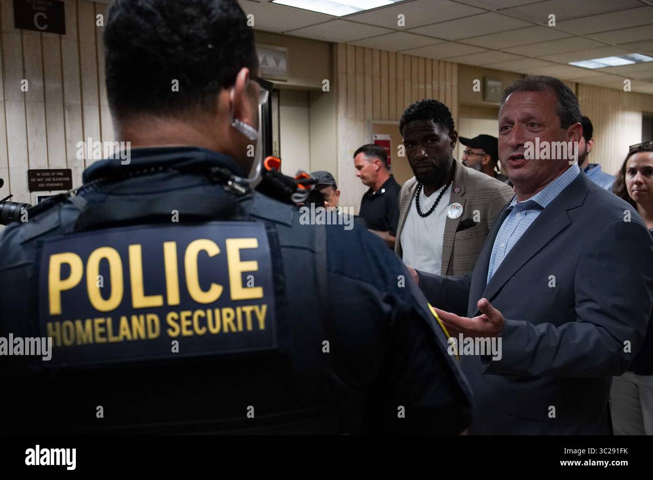 New York, Usa. Juli 2025. City Comptroller Brad Lander und Staatsanwältin Jumaane Williams sprechen mit Homeland Security Police im 10. Stock des Executive Office of Immigration Review am 26 Federal Plaza. Die gewählten Beamten der Stadt versuchten, Zugang zum 10. Stock des 26 Federal Plaza für Inspektionen zu erhalten, nachdem Videos die Bedingungen der Gefangenenzellen, in denen Gefangene untergebracht wurden, aufdeckte. Quelle: SOPA Images Limited/Alamy Live News Stockfoto