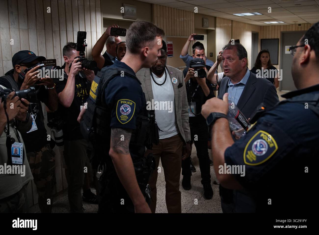 New York, Usa. Juli 2025. City Comptroller Brad Lander und Staatsanwältin Jumaane Williams sprechen mit Homeland Security Police im 10. Stock des Executive Office of Immigration Review am 26 Federal Plaza. Die gewählten Beamten der Stadt versuchten, Zugang zum 10. Stock des 26 Federal Plaza für Inspektionen zu erhalten, nachdem Videos die Bedingungen der Gefangenenzellen, in denen Gefangene untergebracht wurden, aufdeckte. Quelle: SOPA Images Limited/Alamy Live News Stockfoto