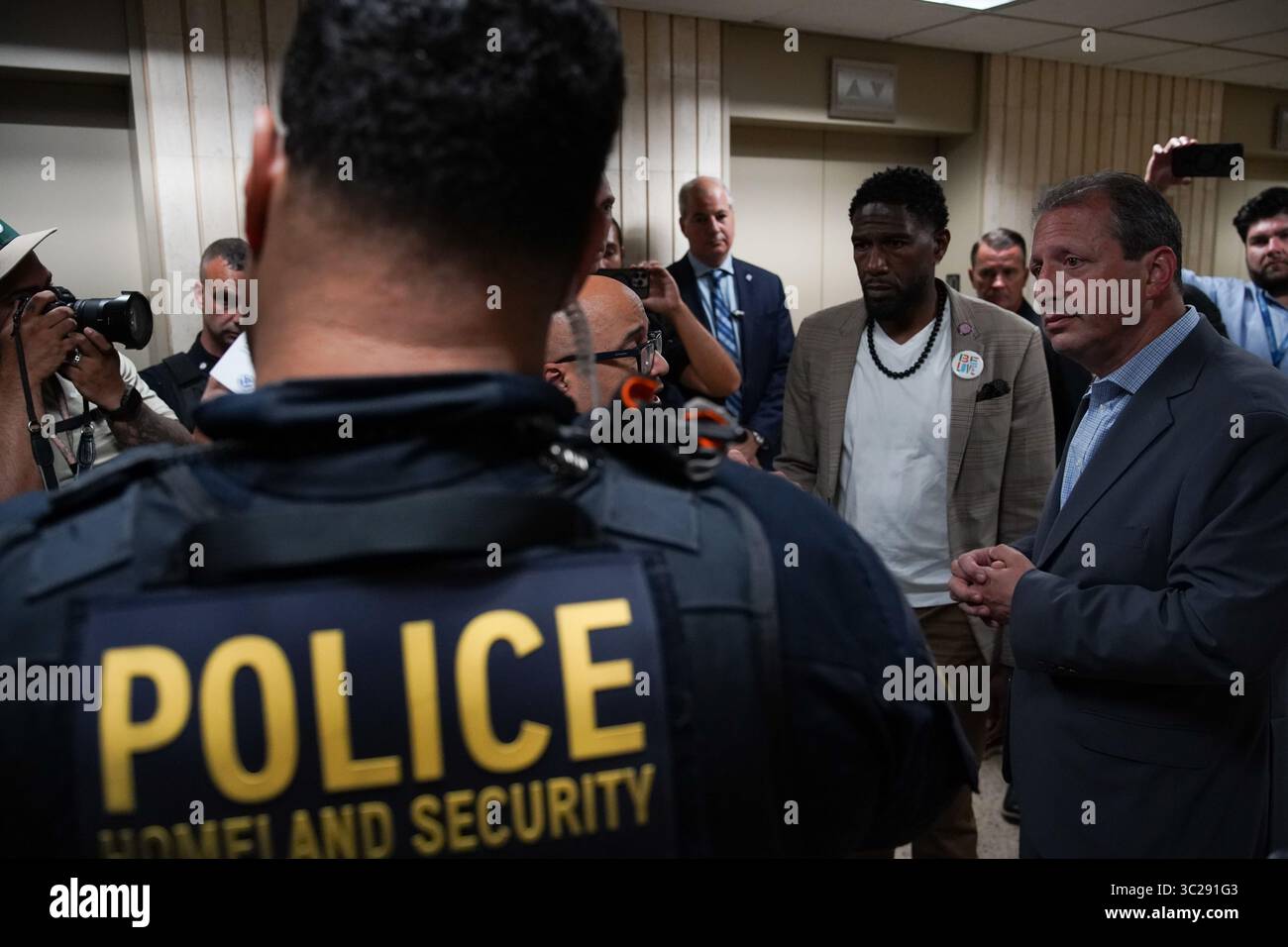 New York, Usa. Juli 2025. City Comptroller Brad Lander und Staatsanwältin Jumaane Williams sprechen mit Homeland Security Police im 10. Stock des Executive Office of Immigration Review am 26 Federal Plaza. Die gewählten Beamten der Stadt versuchten, Zugang zum 10. Stock des 26 Federal Plaza für Inspektionen zu erhalten, nachdem Videos die Bedingungen der Gefangenenzellen, in denen Gefangene untergebracht wurden, aufdeckte. Quelle: SOPA Images Limited/Alamy Live News Stockfoto