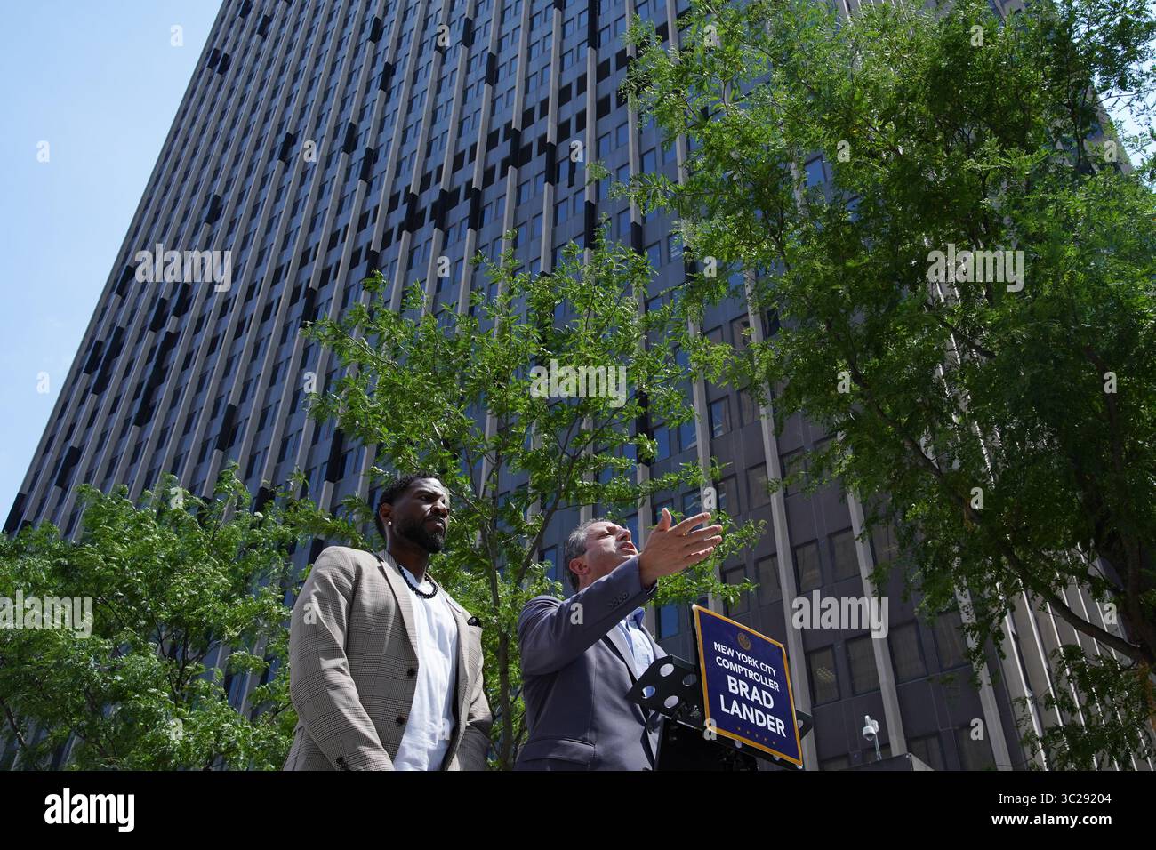 New York, Usa. Juli 2025. Der Staatsanwalt Jumaane Williams und der New York City Comptroller Brad Lander halten eine Pressekonferenz vor dem 26 Federal Plaza ab. Die gewählten Beamten der Stadt versuchten, Zugang zum 10. Stock des 26 Federal Plaza für Inspektionen zu erhalten, nachdem Videos die Bedingungen der Gefangenenzellen, in denen Gefangene untergebracht wurden, aufdeckte. Quelle: SOPA Images Limited/Alamy Live News Stockfoto