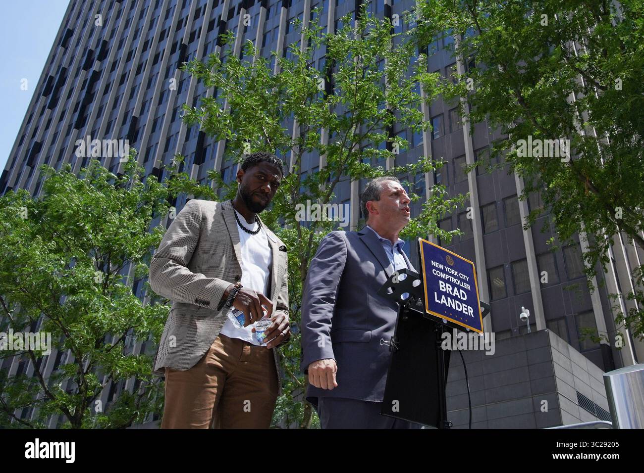 New York, Usa. Juli 2025. Der Staatsanwalt Jumaane Williams und der New York City Comptroller Brad Lander halten eine Pressekonferenz vor dem 26 Federal Plaza ab. Die gewählten Beamten der Stadt versuchten, Zugang zum 10. Stock des 26 Federal Plaza für Inspektionen zu erhalten, nachdem Videos die Bedingungen der Gefangenenzellen, in denen Gefangene untergebracht wurden, aufdeckte. Quelle: SOPA Images Limited/Alamy Live News Stockfoto