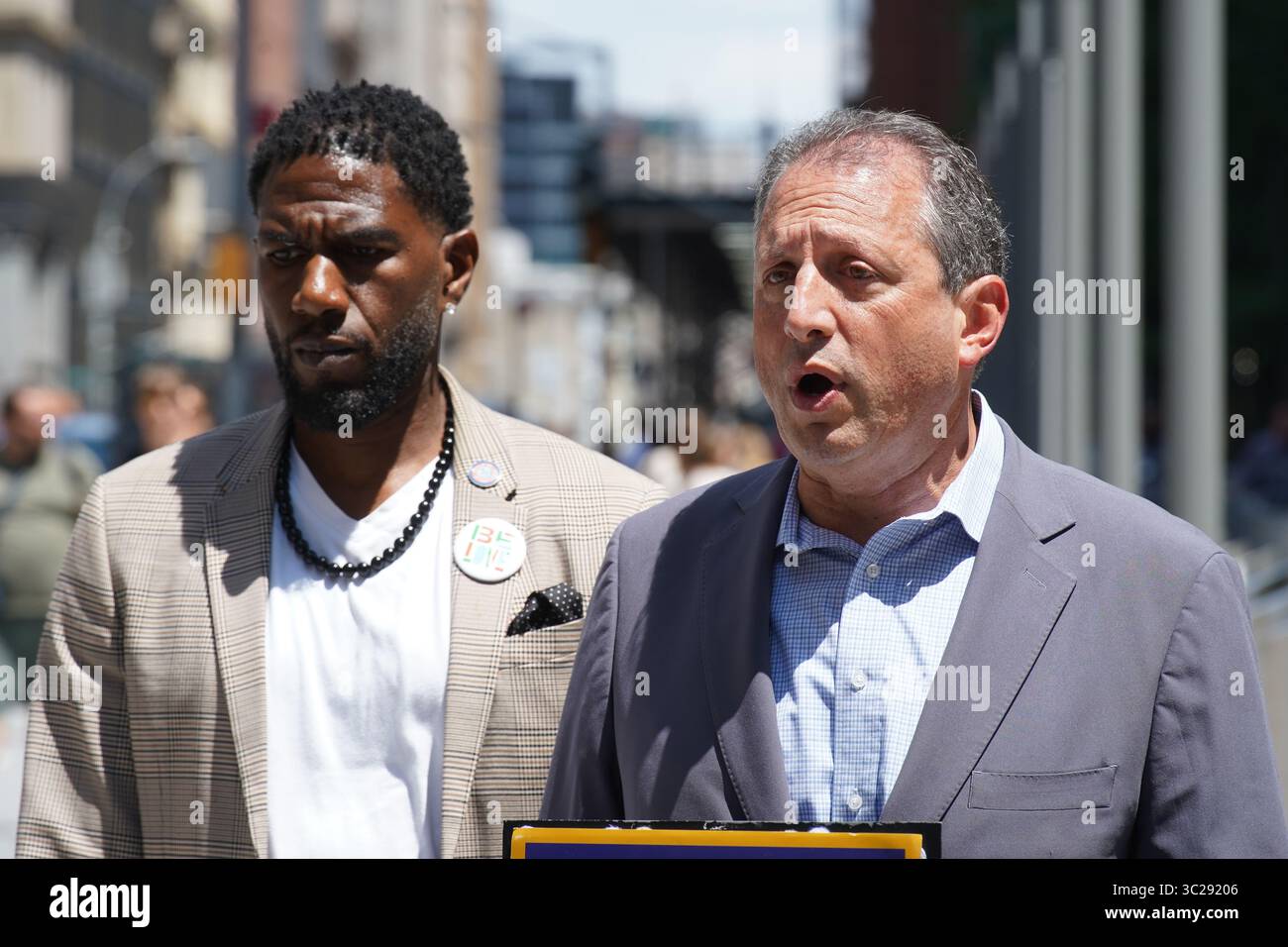 New York, Usa. Juli 2025. Der Staatsanwalt Jumaane Williams und der New York City Comptroller Brad Lander halten eine Pressekonferenz vor dem 26 Federal Plaza ab. Die gewählten Beamten der Stadt versuchten, Zugang zum 10. Stock des 26 Federal Plaza für Inspektionen zu erhalten, nachdem Videos die Bedingungen der Gefangenenzellen, in denen Gefangene untergebracht wurden, aufdeckte. Quelle: SOPA Images Limited/Alamy Live News Stockfoto