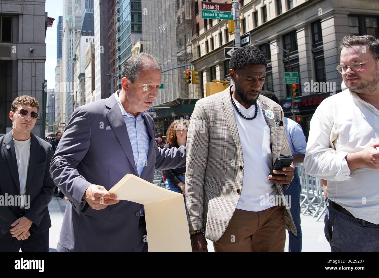 New York, Usa. Juli 2025. City Comptroller Brad Lander und Staatsanwalt Jumaane Williams vor einer Pressekonferenz vor dem 26 Federal Plaza gesehen. Die gewählten Beamten der Stadt versuchten, Zugang zum 10. Stock des 26 Federal Plaza für Inspektionen zu erhalten, nachdem Videos die Bedingungen der Gefangenenzellen, in denen Gefangene untergebracht wurden, aufdeckte. Quelle: SOPA Images Limited/Alamy Live News Stockfoto